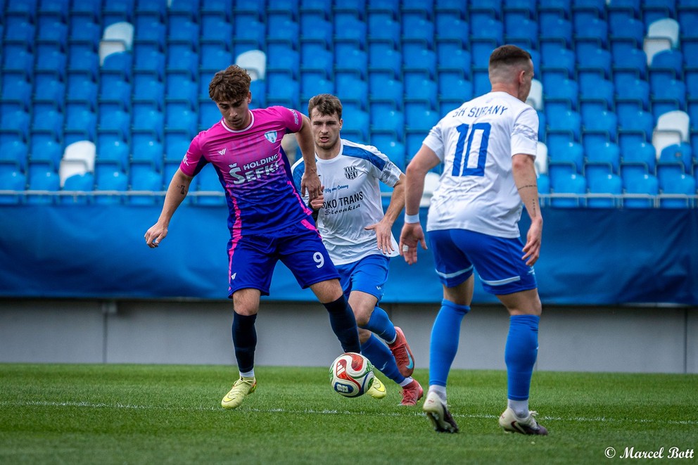 Gólový účet stretnutia AC Nitra – Šurany otvoril Tomáš Hambálek (9), v bielom sprava Marcel Timoránsky a Lukáš Pauk.

