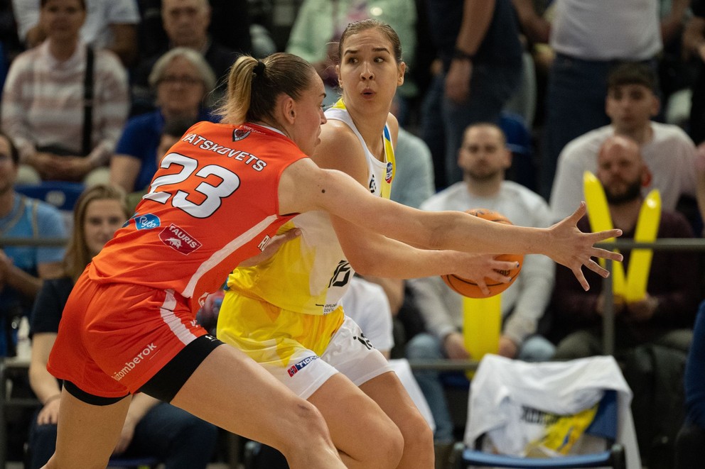 Vpravo hráčka Piešťan Alica Moravčíková a hráčka Ružomberka Oľha Jackovecová