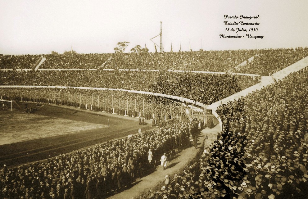 Zaplnený štadión Estadio Centenario v Montevideu. 