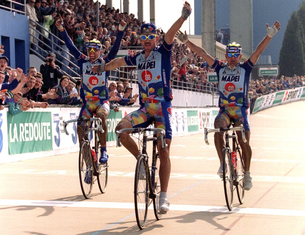 Jazdci tímu Mapei, zľava Andrea Tafi, Johan Museeuw a Gianluca Bortolami, ovládli Paríž - Roubaix 1996. 