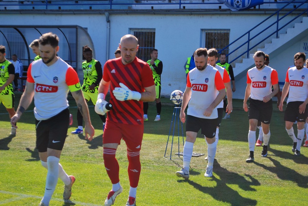 Bešeňov nastupuje ako tretie mužstvo súťaže na šuriansky trávnik.