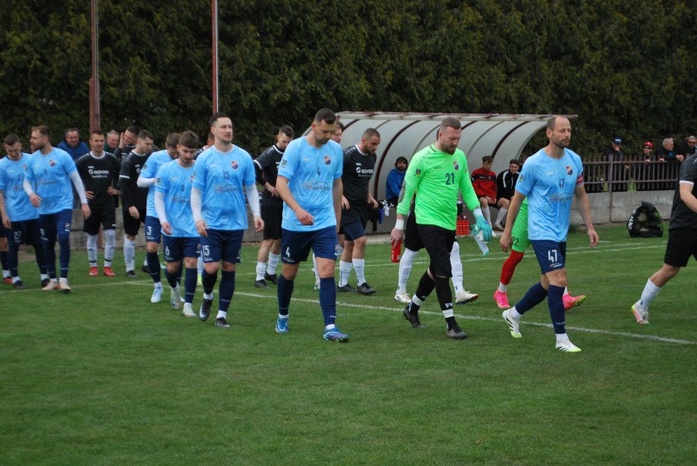 Kapitán Bánova Ľuboš Sádecký privádza vedúci tím na stretnutie proti Nesvadom.