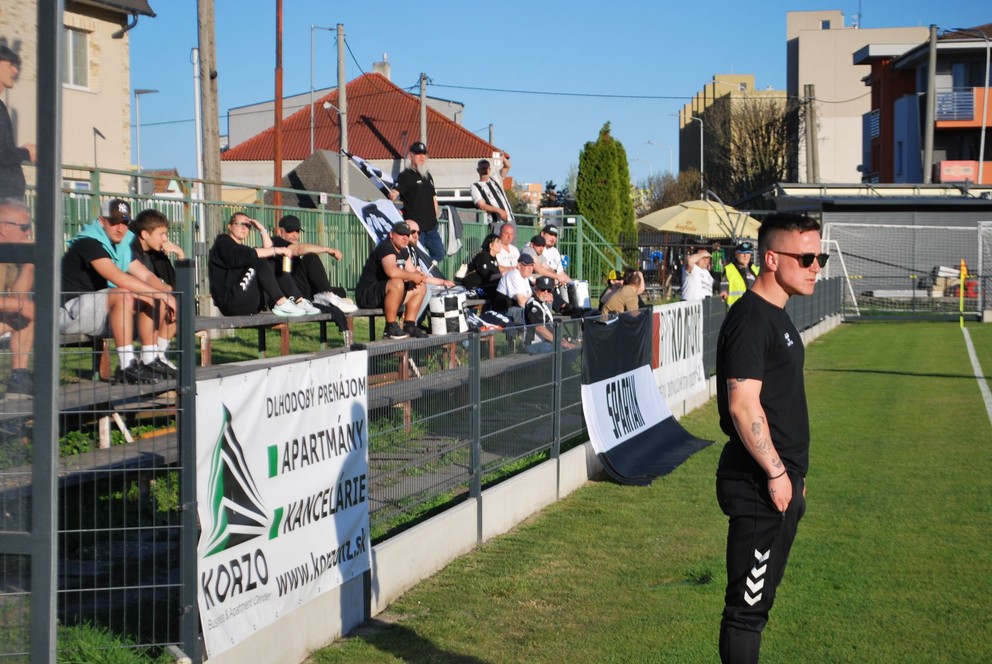 V Nových Zámkoch rozložili fanúšikovia Spartaka čierno-biele zástavy hneď za trénerom Adamom Rechtoríkom.