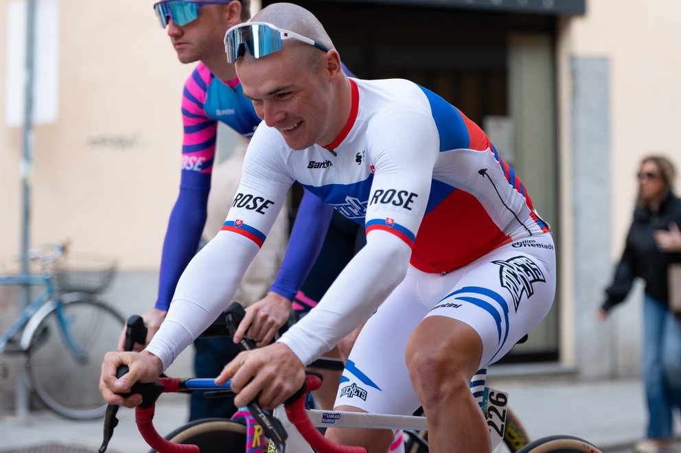 Lukáš Kubiš v drese majstra Slovenska v cyklistike. 