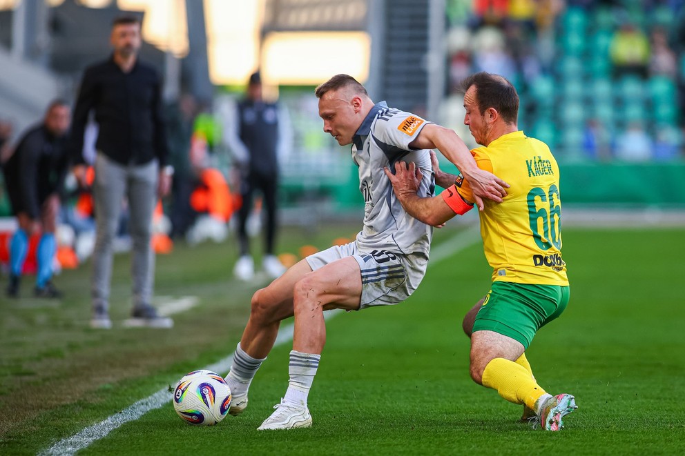 Na snímke sprava Miroslav Káčer (Žilina) a Nino Marcelli (Slovan) bojujú o loptu v zápase 6. kola nadstavbovej časti futbalovej Niké ligy v skupine o titul medzi MŠK Žilina - ŠK Slovan Bratislava.