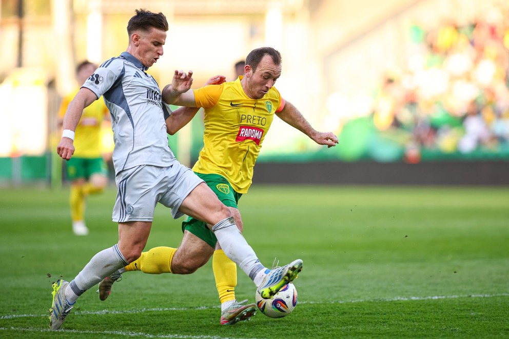 Na snímke sprava Miroslav Káčer (Žilina) a Artur Gajdoš (Slovan) bojujú o loptu.