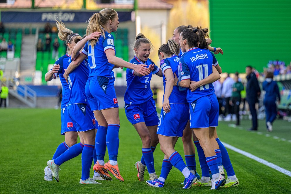 Slovenské futbalistky sa tešia z gólu