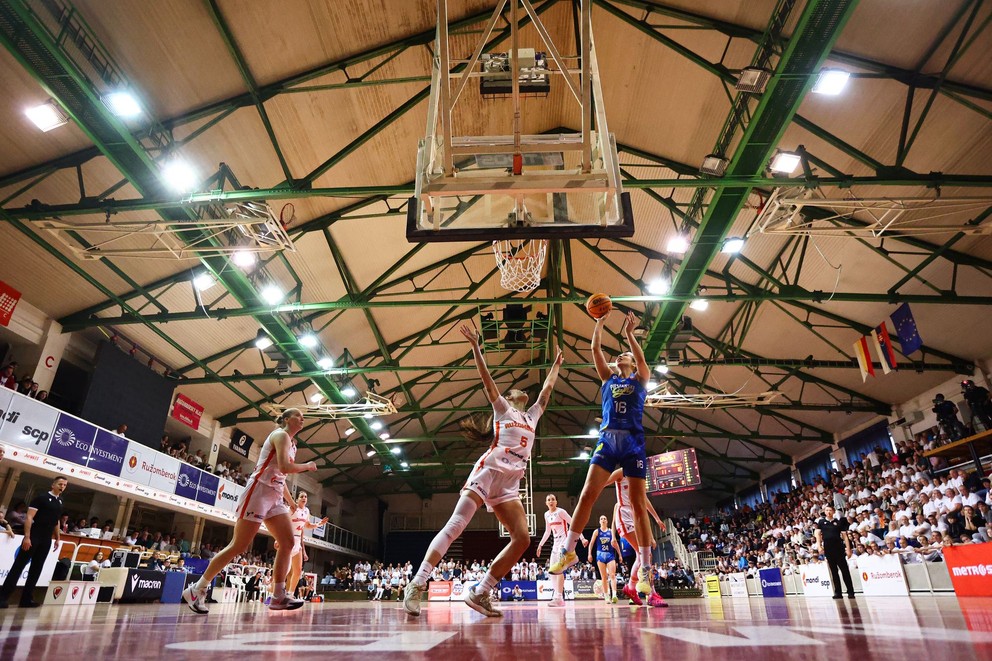 Na snímke uprostred zľava Diana Mikovčáková (Ružomberok) a Alica Moravčíková (Piešťany).