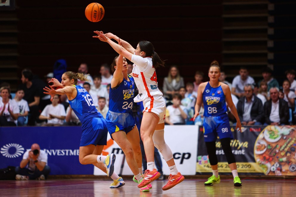 Na snímke v popredí sprava Andrea Andělová (Ružomberok) a Evita Herminjardová (Piešťany).