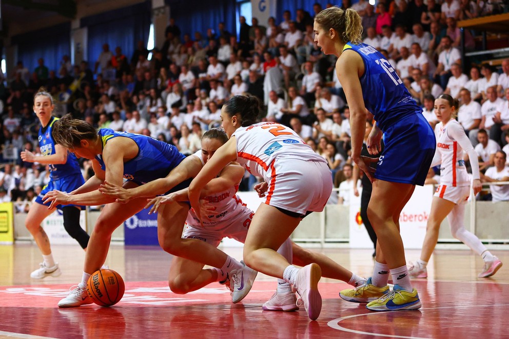 Na snímke v popredí sprava Alica Moravčíková (Piešťany), Michaela Oravcová (Ružomberok), Oľga Jackovecová (Ružomberok) a Tereza Vandlíková (Piešťany).