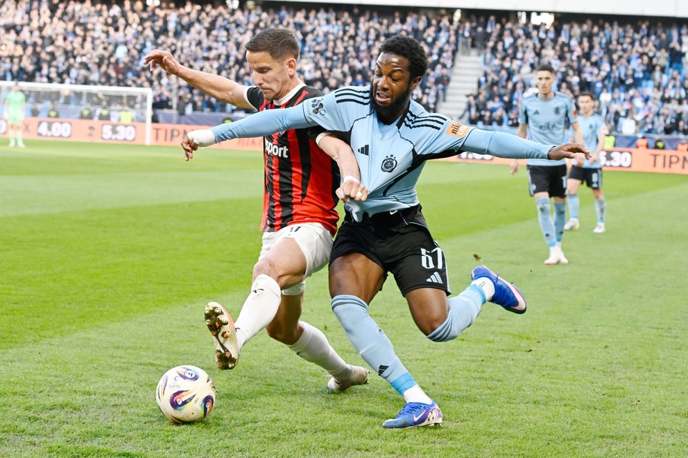 Na snímke vpravo Sandro Cruz (Slovan) a vľavo Jakub Pauer (Trnava).