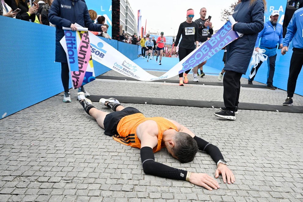 Víťaz mužskej kategórie Marek Hladík po príchode do cieľa na 21. ročníku ČSOB Bratislava maratón.