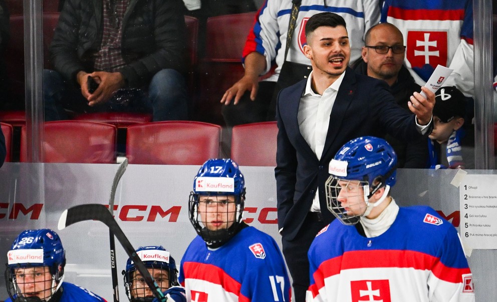 Hlavný tréner Slovenska Martin Dendis (hore vpravo).
