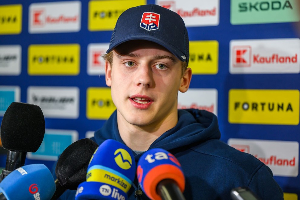 Na snímke hokejista Luka Radivojevič.