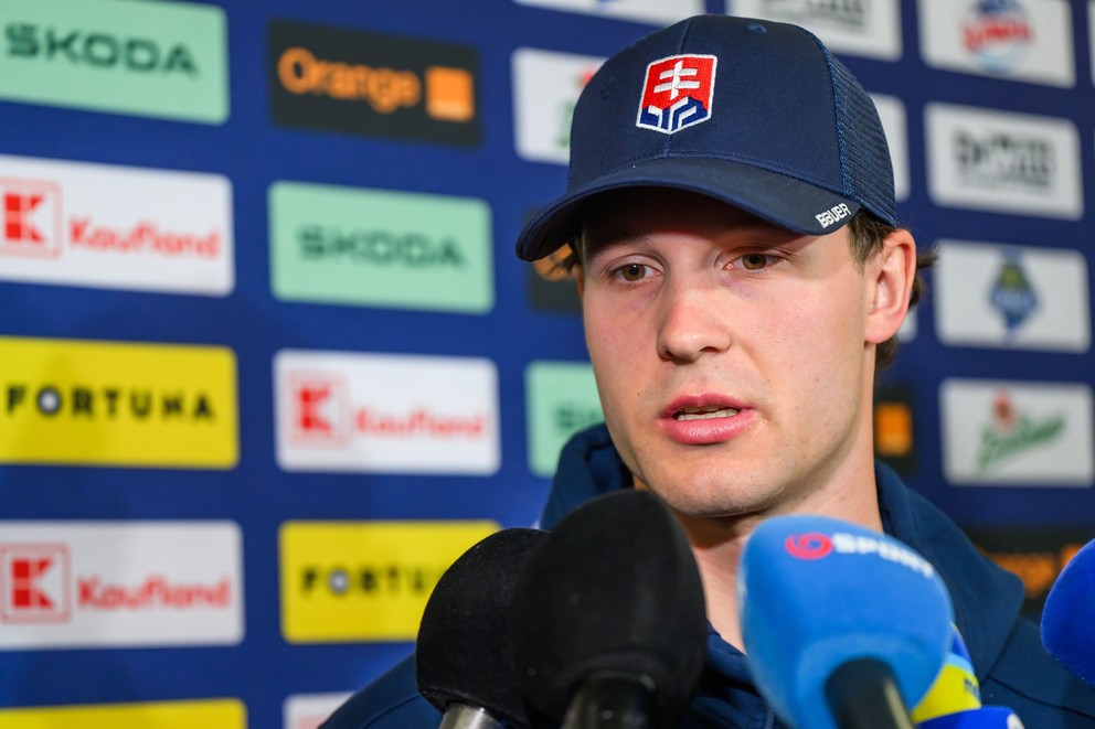 Na snímke hokejista Samuel Kňažko sa rozpráva s médiami.