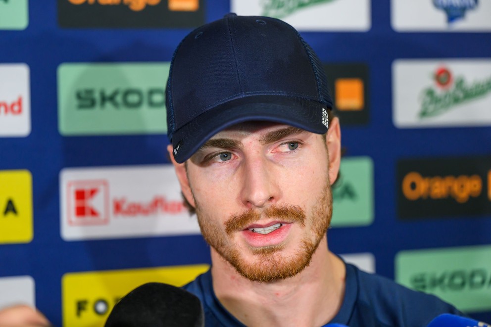 Na snímke hokejista Peter Cehlárik sa rozpráva s médiami počas zrazu.