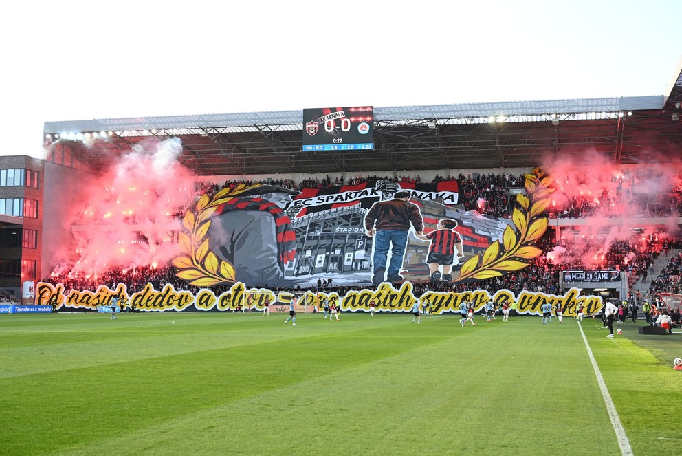 Na snímke fanúšikovia Spartaka počas zápasu 7. kola nadstavbovej časti Niké ligy v skupine o titul medzi FC Spartak Trnava - ŠK Slovan Bratislava.