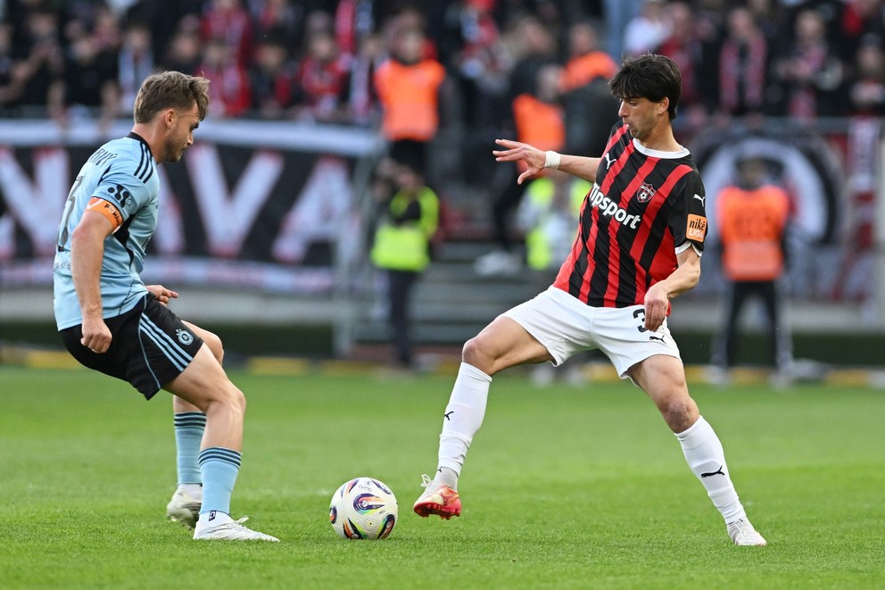Na snímke vpravo hráč Trnavy Luka Chorcheli a hráč Slovana Peter Pokorný počas zápasu 7. kola nadstavbovej časti Niké ligy v skupine o titul medzi FC Spartak Trnava - ŠK Slovan Bratislava.