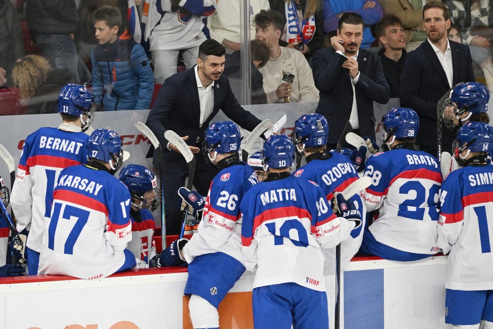 Tréner Slovenska Martin Dendis a tím Slovenska počas MS v hokeji U18 2026.