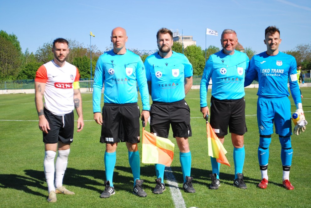 Pred zápasom Šurany – Bešeňov arbitri s kapitánmi Róbertom Hruškom (vľavo) a domácim Samuelom Cvikom.