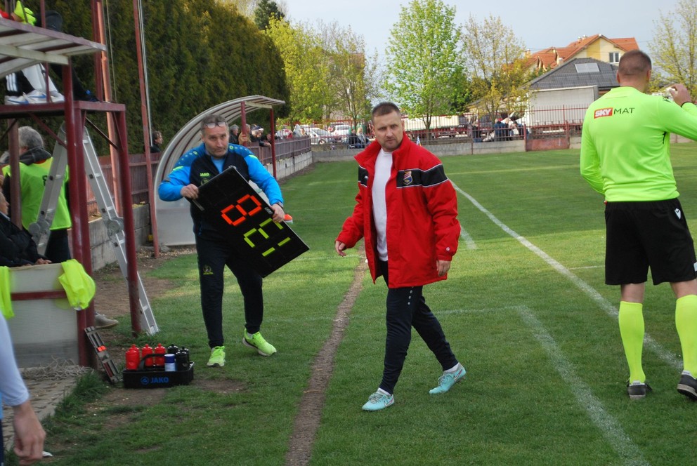 Tréner Miloš Fehervári (v červenom) a vedúci mužstva Jozef Homola pripravujú striedanie.