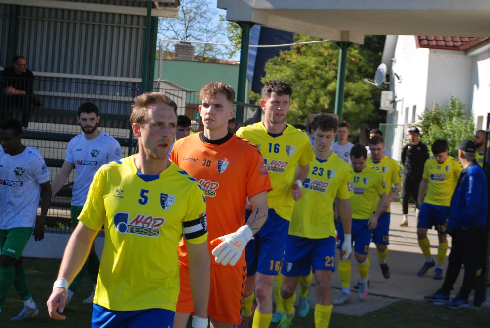Vedúce mužstvo tretej ligy priviedol v netradičných farbách kapitán Samuel Flamík.