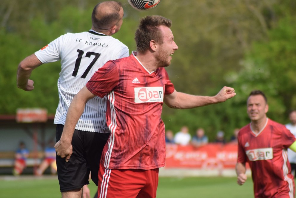 Vo výskoku Komjatičan Miroslav Polák a Kornél Szabó z Komoče.