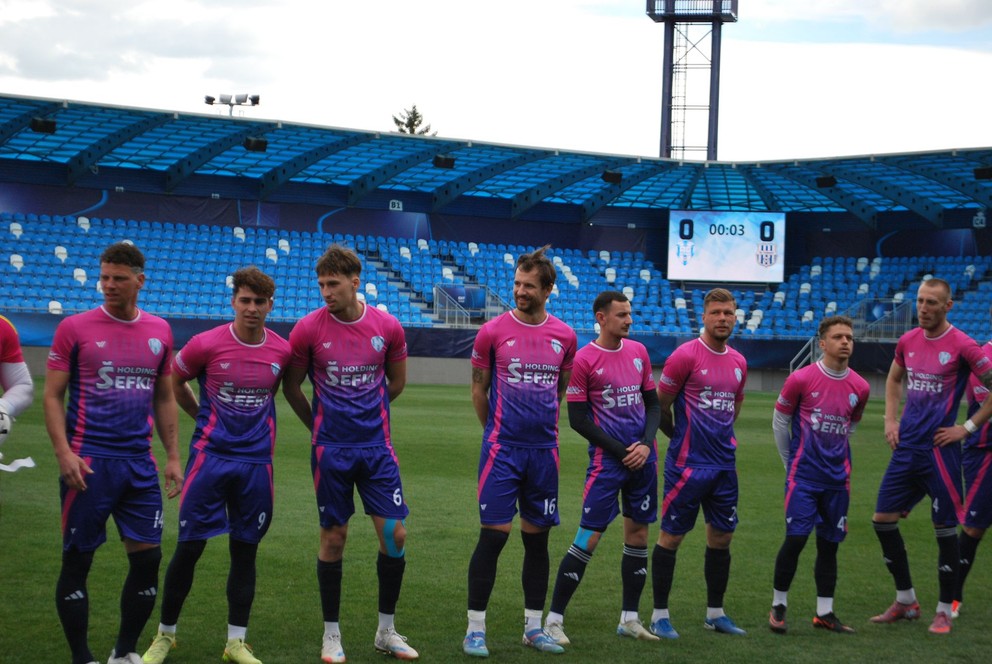 Vedúci AC Nitra vytiahol proti bielo-nodrým Šuranom novú sadu dresov.