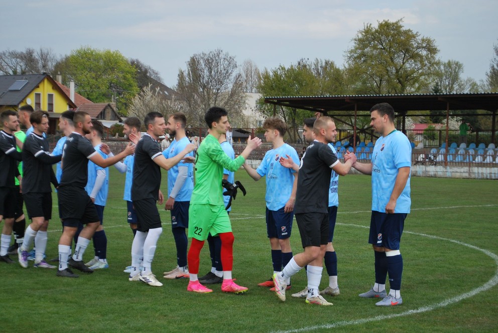 Nesvady (v čiernom) odohrali u lídra dobrý zápas.