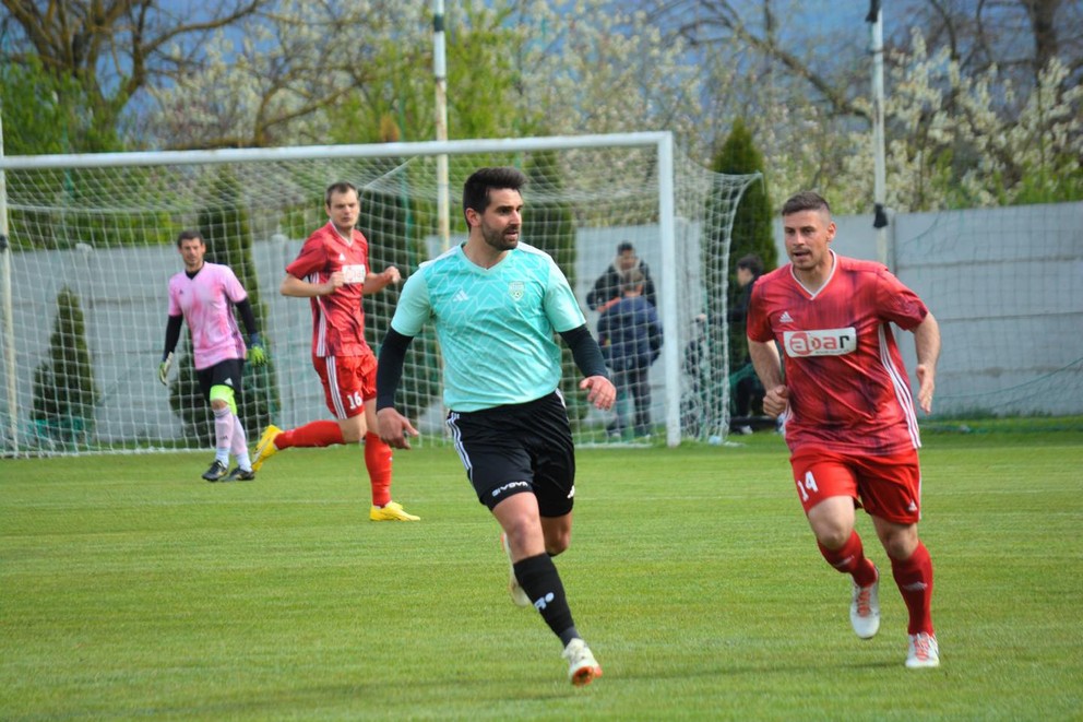 Futbalové dvojičky Komjatíc, vzadu brankár Patrik Kmeťo a Marek Kmeťo (14) v zápase v Salke.