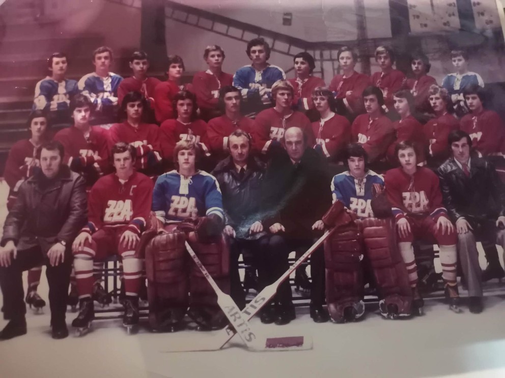 V prešovskom drese (9. HT) v strednom rade šiesty zľava.