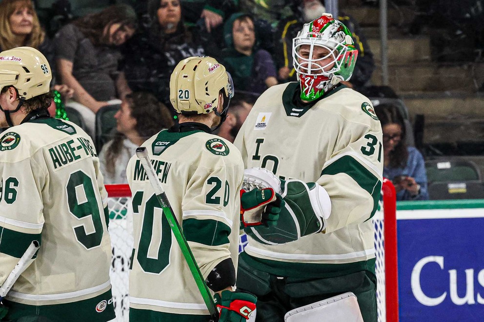 Samuel Hlavaj sa teší so spoluhráčmi po čistom konte a víťazstve.
