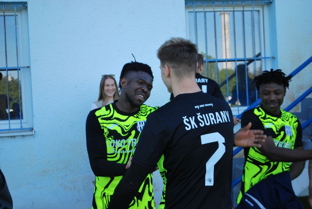 Opora Šurian Patrik Dibusz (7) nepremenila ani jednu svoju šancu, o víťazstvo 2:0 sa gólmi postarali Nigérijci Raymond (zľava) a Yange.