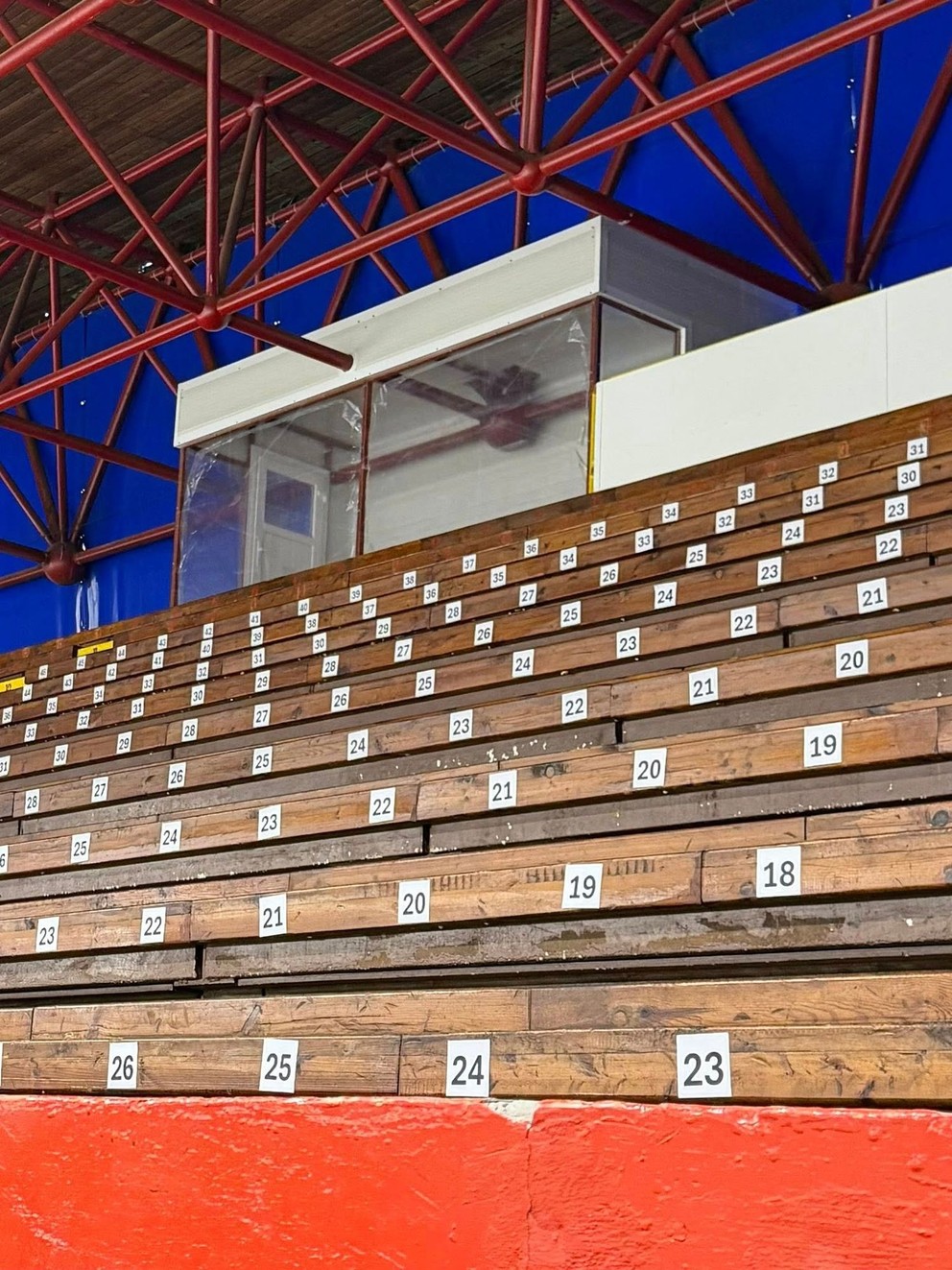 Drevené sedačky na štadióne Vladimíra Dzurillu v Ružinove.