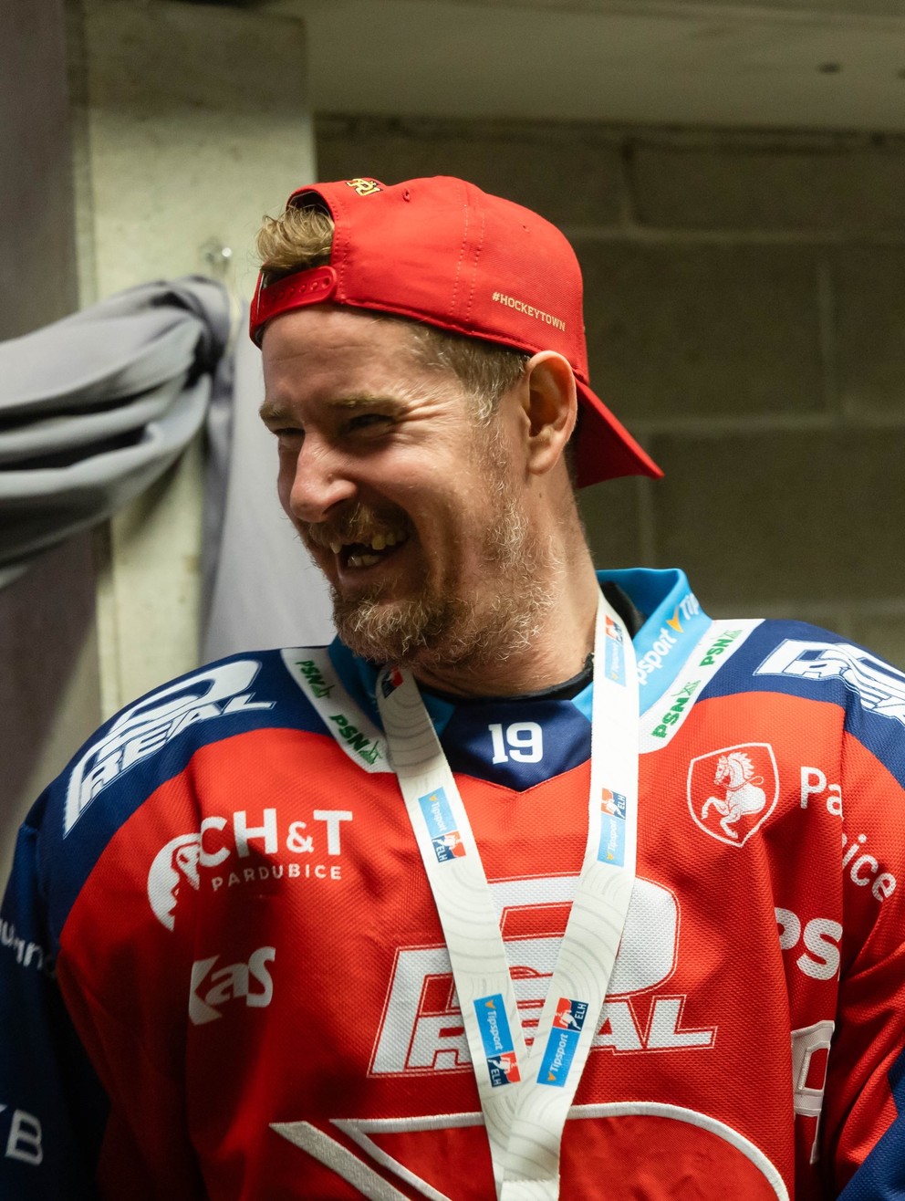 Roman Červenka počas osláv titul v šatni Pardubíc. 