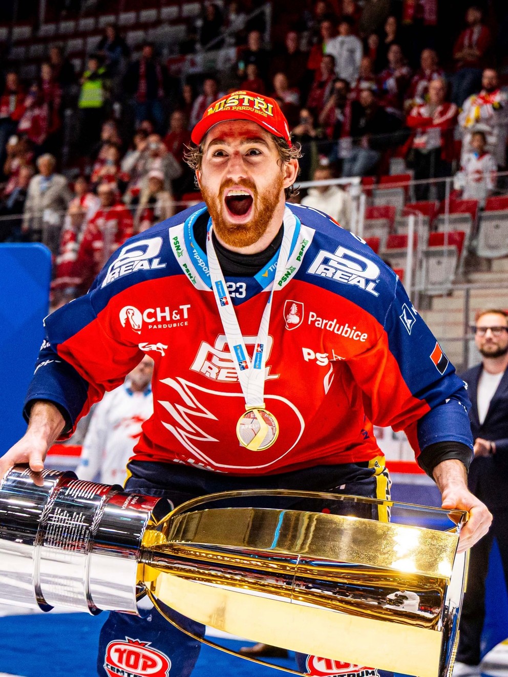 Kapitán Pardubíc Lukáš Sedlák dvíha Pohár T.G. Masaryka po výhre vo finále českej extraligy. 