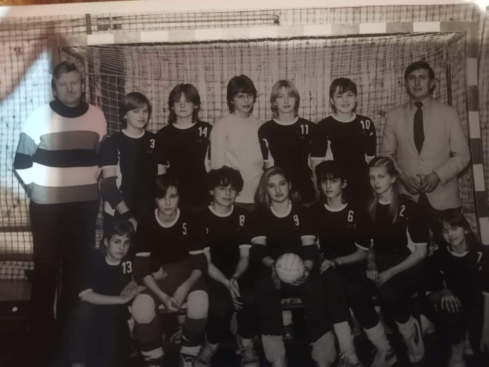 Mládežnícke hádzanárky ZVL Prešov. Jana Kráľová v hornom rade tretia zľava s číslom 14 na drese.