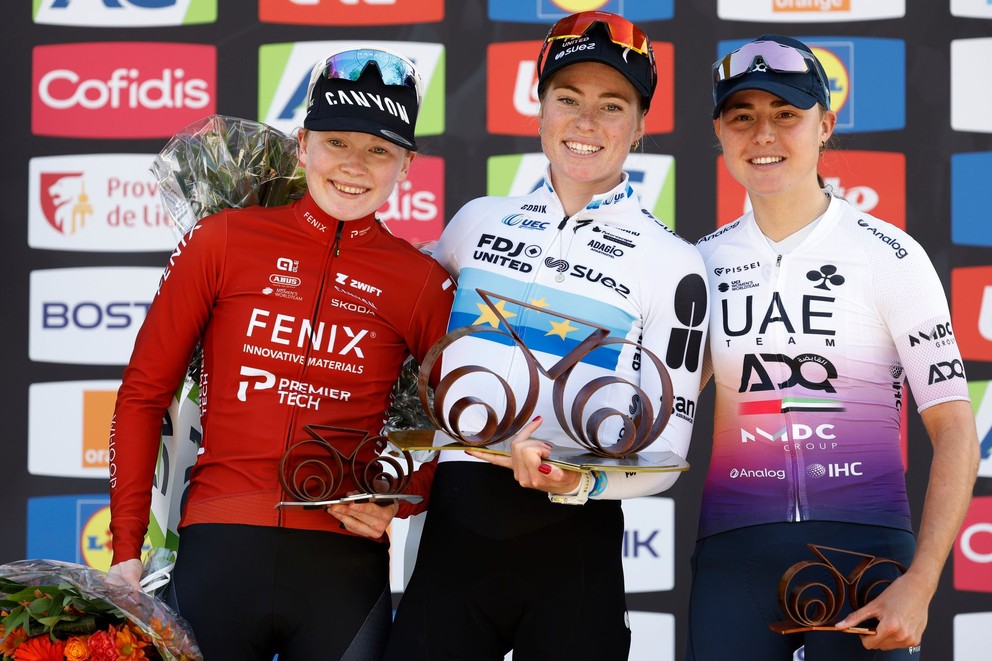 Demi Volleringová ovládla Valónsky šíp 2026 pred Puck Pieterseovou a Paulou Blasiovou. 