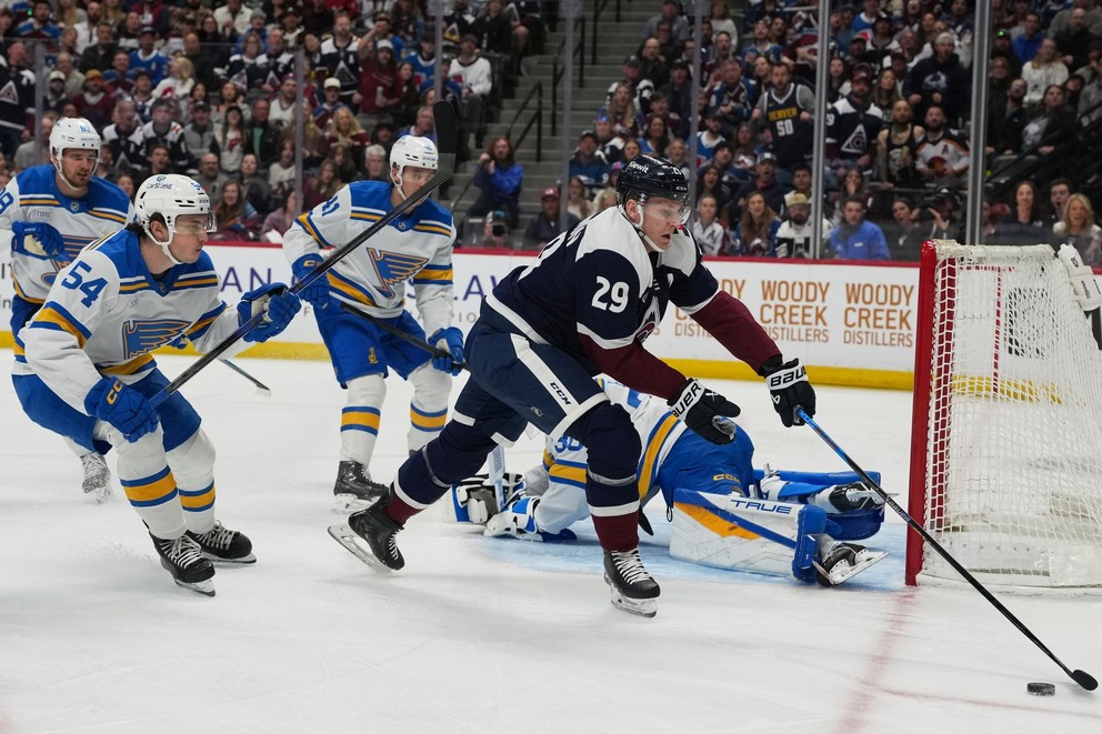 Na snímke slovenský hokejista v drese St. Louisu Blues Dalibor Dvorský (54) a hráč Colorada Avalanche Nathan MacKinnon (29).