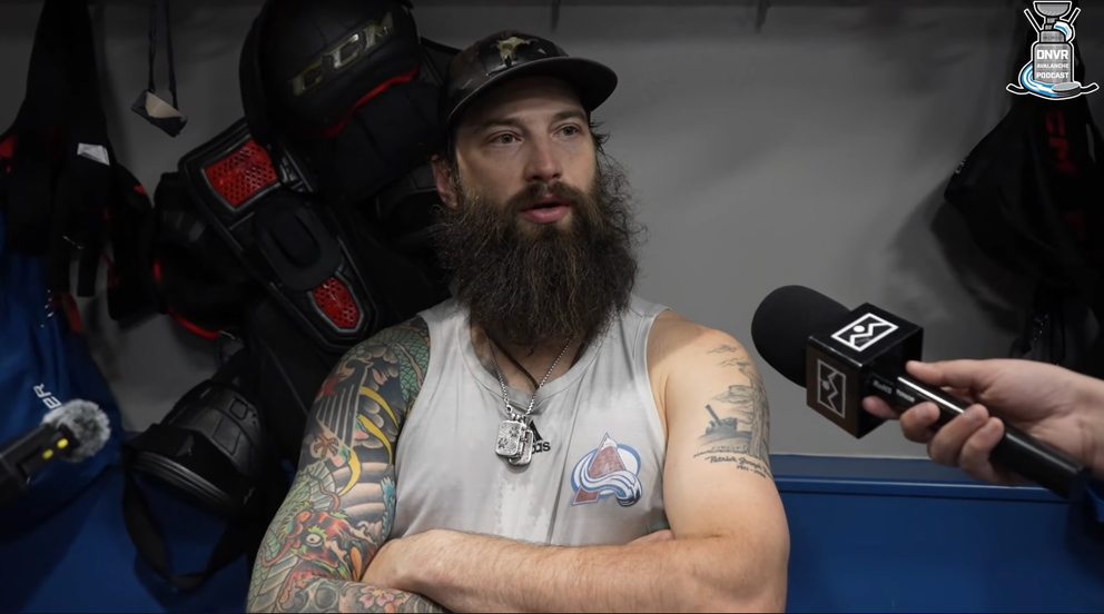 Brent Burns v šatni pred 1000. zápasom v NHL