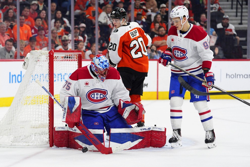 Hokejista Philadelphie Flyers Alex Bump (20) a hráči Montrealu brankár Jakub Dobeš (75) a jeho spoluhráč Ivan Demidov (93).