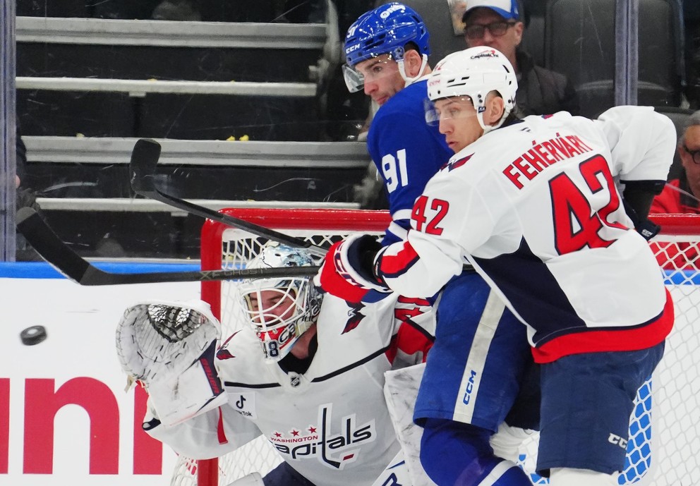 Martin Fehérváry (vpravo) v zápase na ľade Toronta.
