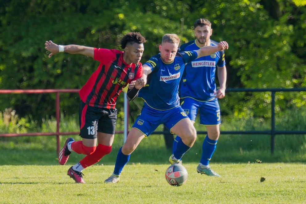 Carlos David Mena Jimenez v drese FK Gerlachov.