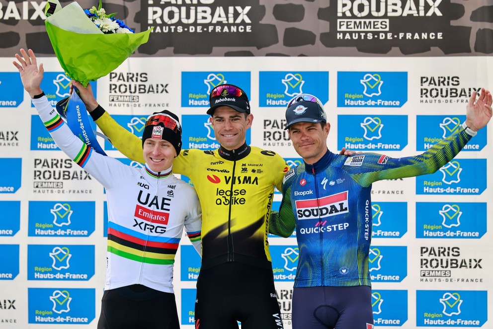 Zľava Tadej Pogačar, Wout van Aert a Jasper Stuyven na pódiu Paríž - Roubaix 2026.