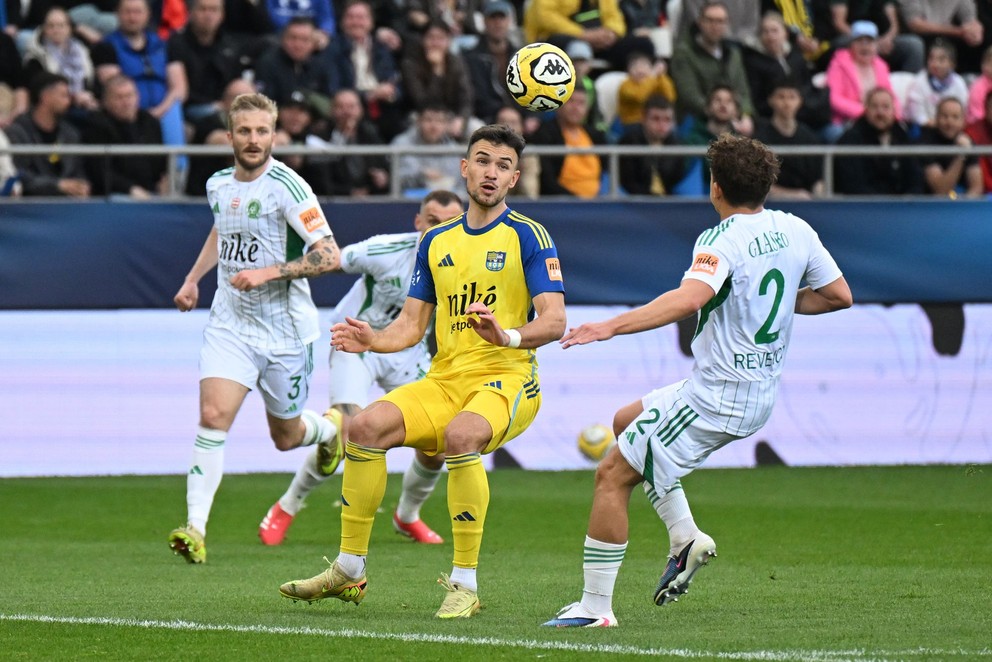 Na snímke uprostred Roman Čerepkai (Košice) počas odvetného zápasu semifinále Slovnaft Cupu medzi FC Košice - FC Tatran Prešov 15. apríla 2026.