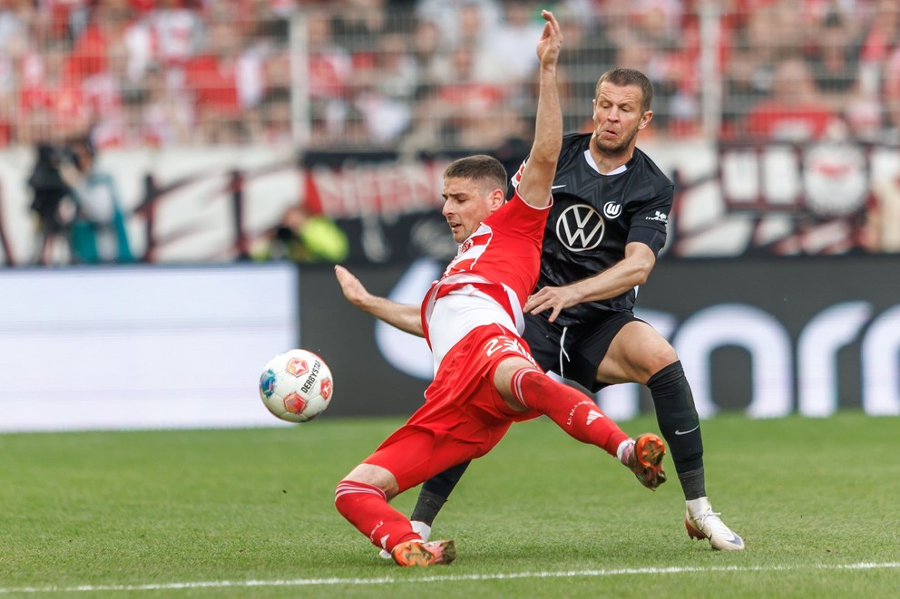 Slovenský reprezentant Denis Vavro v zápase proti Unionu Berlín.