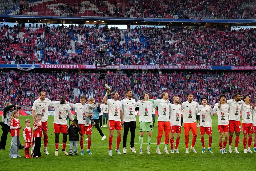 Hráči Bayernu oslavujú titul.