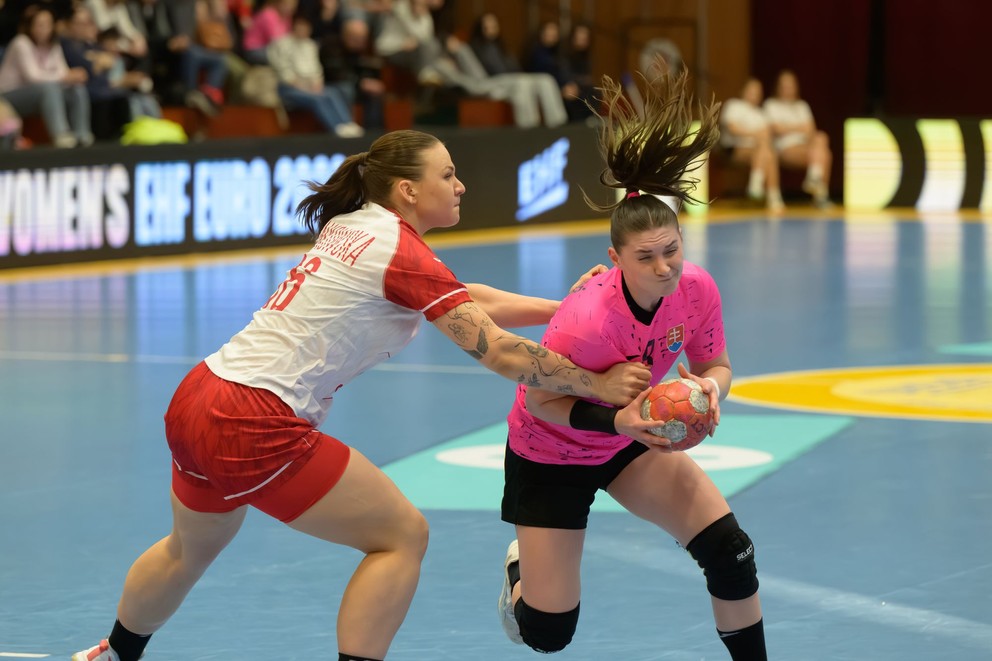 Na snímke zľava Natalia Pankowska (Poľsko) a Lenka Ratvajská (Slovensko) počas zápasu 1. skupiny EHF Euro Cupu.