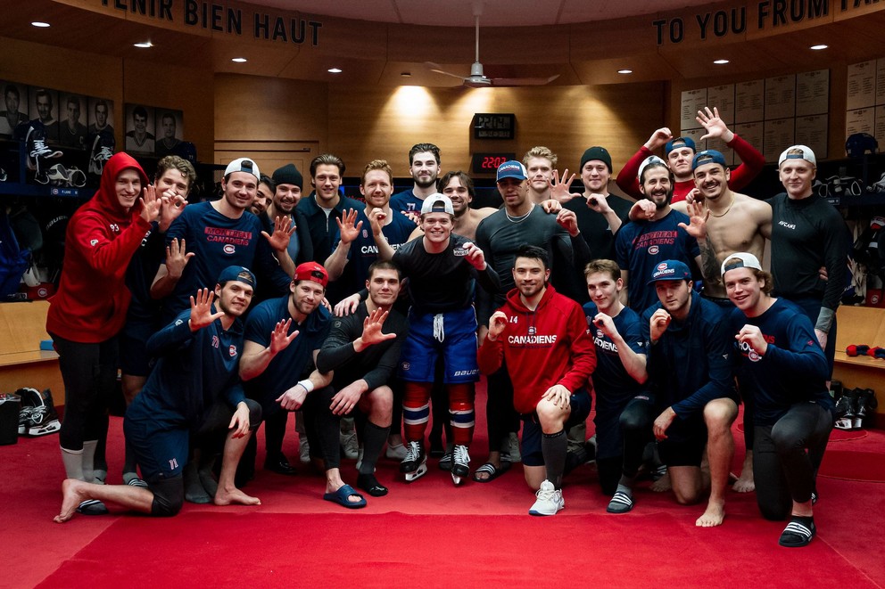 Hokejisti Montrealu pózujú v šatni s 50-gólovým strelcom Coleom Caufieldom. 