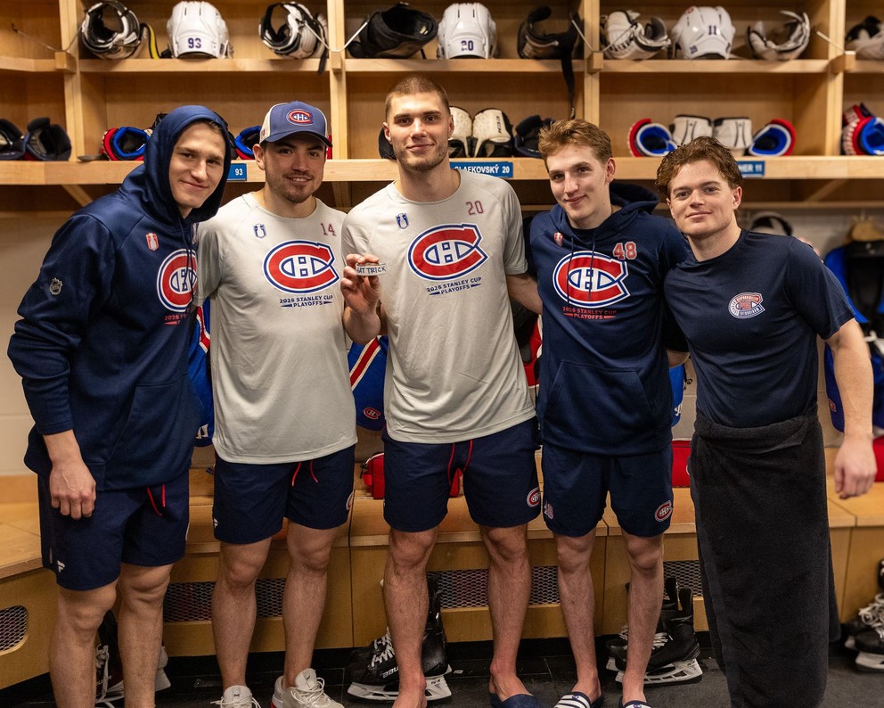 Ivan Demidov, Nick Suzuki, Juraj Slafkovský, Lane Hutson a Cole Caufield po prvom zápase play-off. 